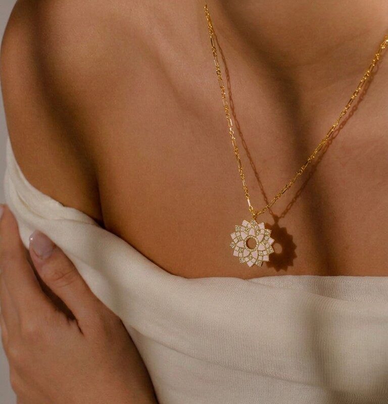 Aurelia Diamond Necklace luxury necklaces - 7.71 grams of finest-quality gold and 0.42 carats of Brilliant-cut diamonds